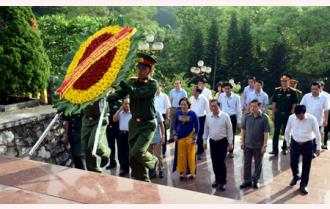 Các đồng chí lãnh đạo tỉnh dâng hương tưởng niệm các anh hùng liệt sĩ


