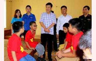 Phó Chủ tịch UBND tỉnh Nguyễn Chiến Thắng thăm, tặng quà các chiến sỹ “nhí” tham gia Học kỳ trong quân đội 