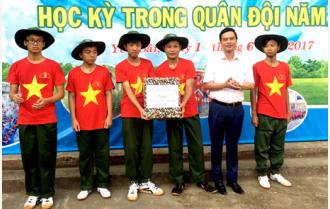 Phó Chủ tịch UBND tỉnh Dương Văn Tiến thăm, tặng quà các chiến sỹ “nhí” tham gia 