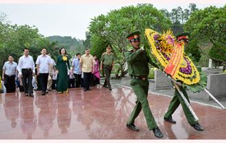 Các đồng chí lãnh đạo tỉnh Yên Bái dâng hương tại Khu tưởng niệm Bác Hồ và viếng Nghĩa trang liệt sỹ tỉnh


