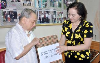 Bí thư Tỉnh ủy Phạm Thị Thanh Trà tặng quà các đồng chí nguyên là lãnh đạo tỉnh qua các thời kỳ
