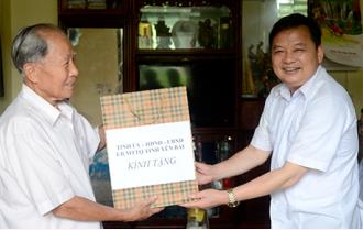 Phó Bí thư Thường trực Tỉnh ủy Dương Văn Thống thăm, tặng quà các đồng chí nguyên lãnh đạo tỉnh
