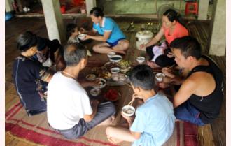 Bữa cơm gia đình tôn vinh giá trị truyền thống của người Việt