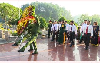 Các đồng chí lãnh đạo tỉnh dâng hương tại Khu tưởng niệm Chủ tịch Hồ Chí Minh và viếng Nghĩa trang liệt sỹ trung tâm tỉnh