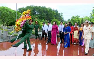 Các đồng chí lãnh đạo tỉnh Yên Bái dâng hương tưởng niệm Chủ tịch Hồ Chí Minh và viếng Nghĩa trang liệt sỹ tỉnh