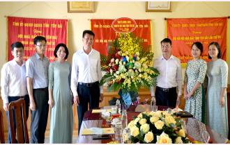 Chủ tịch UBND tỉnh Trần Huy Tuấn chúc mừng Hội Nhà báo và Cổng Thông tin điện tử tỉnh