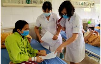 Bệnh viện Đa khoa tỉnh Yên Bái hỗ trợ mua thẻ bảo hiểm y tế cho gần 50 bệnh nhân khó khăn