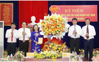 Chủ tịch UBND tỉnh Trần Huy Tuấn chúc mừng Đài Phát thanh - Truyền hình Yên Bái và Trung tâm Điều hành thông minh tỉnh