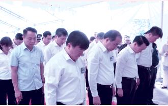 Các đồng chí lãnh đạo tỉnh Yên Bái viếng đồng chí Hà Thiết Hùng