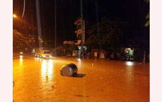 Âu Lâu: Mưa lớn gây ngập úng và ách tắc giao thông trên quốc lộ 37 