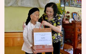 Bí thư Tỉnh ủy Phạm Thị Thanh Trà thăm, tặng quà các gia đình chính sách tiêu biểu tại thành phố Yên Bái