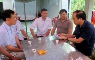Phó Chủ tịch Thường trực Tạ Văn Long thăm hỏi, động viên gia đình 2 nạn nhân thiệt mạng vì tai nạn rủi ro