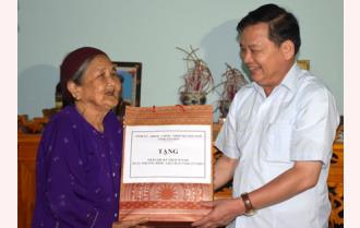 Phó Bí thư Thường trực Tỉnh ủy Dương Văn Thống thăm, tặng quà các gia đình chính sách tại huyện Yên Bình