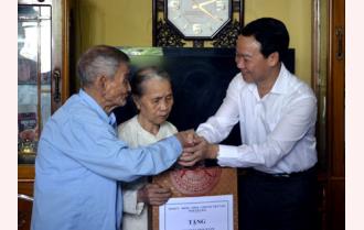 Chủ tịch UBND tỉnh Đỗ Đức Duy thăm, tặng quà các gia đình chính sách tại thành phố Yên Bái