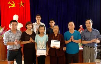 Thông tấn xã Việt Nam tặng quà các gia đình chính sách, trẻ em có hoàn cảnh đặc biệt khó khăn tại thành phố Yên Bái

