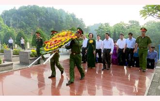 Các đồng chí lãnh đạo tỉnh Yên Bái dâng hương tại Khu tưởng niệm Bác Hồ và viếng Nghĩa trang liệt sỹ tỉnh