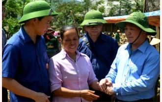 Phó Chủ tịch Ủy ban Trung ương MTTQ Việt Nam Hầu A Lềnh thăm hỏi, trao hỗ trợ người dân vùng lũ Văn Chấn



