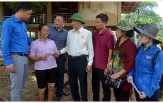 Tỉnh đoàn, Hội Doanh nhân trẻ tỉnh và Báo Tiền Phong hỗ trợ gần 70 triệu đồng cho người dân vùng lũ Văn Chấn