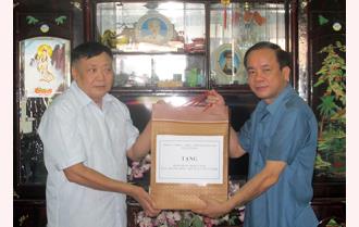 Phó Chủ tịch Thường trực UBND tỉnh Tạ Văn Long tặng quà các gia đình chính sách tại thành phố Yên Bái