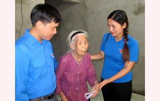 Tỉnh đoàn Yên Bái thăm, tặng quà các gia đình chính sách và người có công tại huyện Trấn Yên
