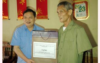 Phó Bí thư Thường trực Tỉnh ủy Dương Văn Thống thăm, tặng quà  gia đình chính sách tại huyện Văn Chấn