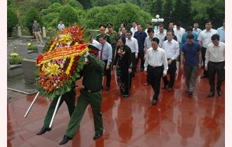 Các đồng chí lãnh đạo tỉnh Yên Bái viếng Nghĩa trang liệt sĩ và dâng hương tưởng niệm Chủ tịch Hồ Chí Minh