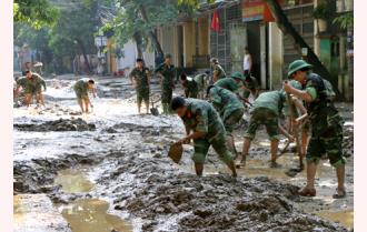 Thành phố Yên Bái huy động lực lượng, tập trung thu dọn bùn đất