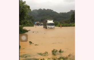 Trấn Yên: Mưa to, nhiều nhà dân bị ảnh hưởng, ngập cục bộ trên quốc lộ 37 tại xã Hưng Khánh