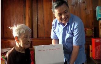 Phó Bí thư Thường trực Tỉnh ủy Dương Văn Thống thăm, tặng quà các gia đình chính sách tại thành phố Yên Bái
