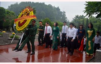 Các đồng chí lãnh đạo tỉnh Yên Bái viếng Nghĩa trang liệt sỹ tỉnh và dâng hương, báo công với Bác tại Khu tưởng niệm Chủ tịch Hồ Chí Minh