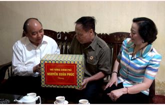 Thủ tướng Chính phủ Nguyễn Xuân Phúc thăm và tặng quà các gia đình chính sách tại tỉnh Yên Bái