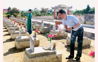 Đoàn đại biểu tỉnh Yên Bái viếng Nghĩa trang liệt sỹ quốc tế Việt - Lào