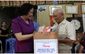 Bí thư Tỉnh ủy Phạm Thị Thanh Trà thăm, tặng quà các gia đình chính sách tại thành phố Yên Bái