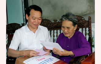 Chủ tịch UBND tỉnh Đỗ Đức Duy tặng quà các gia đình chính sách, người có công tại huyện Trấn Yên