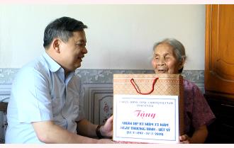 Phó Bí thư Thường trực Tỉnh ủy Dương Văn Thống thăm, tặng quà các gia đình chính sách tại huyện Văn Yên