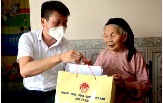 Chủ tịch UBND tỉnh Trần Huy Tuấn thăm, tặng quà các gia đình chính sách huyện Văn Yên