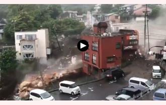 Khoảnh khắc lở đất kinh hoàng ở Nhật Bản, cuốn phăng cả chục ngôi nhà