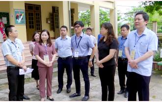 Phó Chủ tịch UBND tỉnh Vũ Thị Hiền Hạnh kiểm tra thi tốt nghiệp THPT tại huyện Văn Chấn và thị xã Nghĩa Lộ