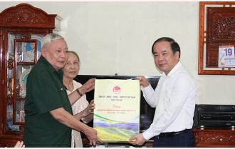 Phó Bí thư Thường trực Tỉnh ủy Tạ Văn Long thăm hỏi, tặng quà người có công tại thành phố Yên Bái