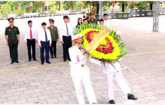 Chủ tịch UBND tỉnh Trần Huy Tuấn viếng Nghĩa trang liệt sĩ Vị Xuyên, Hà Giang

