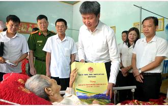 [VIDEO] Chủ tịch UBND tỉnh Trần Huy Tuấn thăm, tặng quà các gia đình chính sách huyện Yên Bình