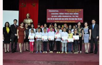 Prudential trao tặng 15 suất học bổng cho học sinh nghèo huyện Yên Bình 