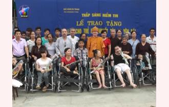 Nhà hàng Hà Trang -TP Yên Bái: Tặng 7 xe lăn cho trẻ khuyết tật 