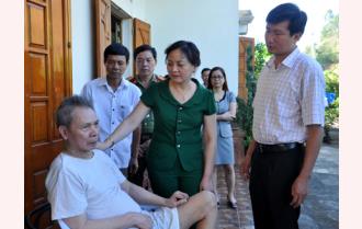 Chủ tịch UBND tỉnh Phạm Thị Thanh Trà thăm và tặng quà nạn nhân nhiễm chất độc hóa học tại  Văn Yên

