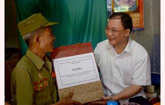 Bí Thư Tỉnh ủy Phạm Duy Cường thăm, tặng quà gia đình nạn nhân chất độc da cam 