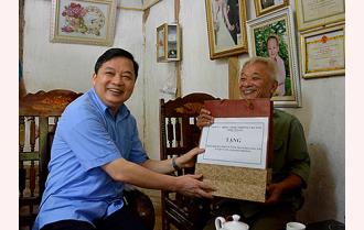 Phó Bí thư Thường trực Tỉnh ủy Dương Văn Thống thăm, tặng quà nạn nhân nhiễm chất độc da cam tại huyện Yên Bình