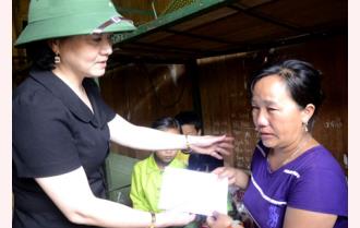 Bí thư Tỉnh ủy Phạm Thị Thanh Trà thăm và tặng quà các gia đình bị thiệt hại do lũ quét