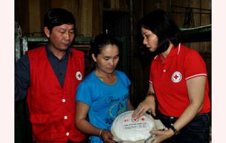 Trung ương Hội Chữ thập đỏ Việt Nam tặng quà gia đình nạn nhân tại Mù Cang Chải
