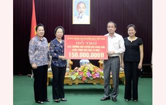 Nguyên Phó Chủ tịch nước Nguyễn Thị Doan trao hỗ trợ các trường học vùng lũ huyện Mù Cang Chải