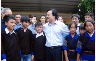 Bộ trưởng Bộ Giáo dục và Đào tạo Phùng Xuân Nhạ thăm, động viên thầy cô và học sinh vùng lũ Mù Cang Chải